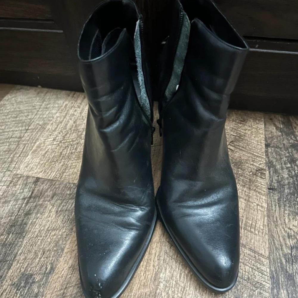 Bandolino Black Pointed Ankle Boots with Side Zip